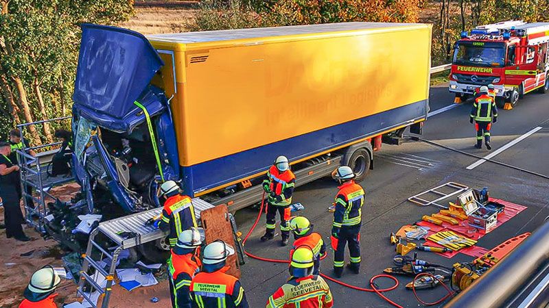 Der schwer verletzte LKW-Fahrer musste von der Feuerwehr aus den Trümmern seines Fahrzeugs geborgen werden. | Foto: Remon Hirschmeier, FF Maschen