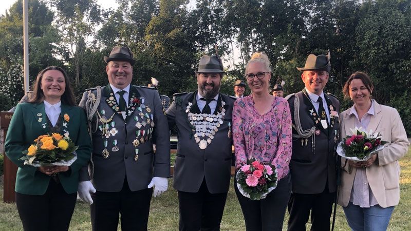 Das Ohlendorfer Königsgespann: Das Adjutanten-Paar Stefan und Helena Schantini (von links) die Majestäten Martin und Meike Hofmann, das Adjutanten Paar Burkhard und Ulrike Kage. | Foto: ein