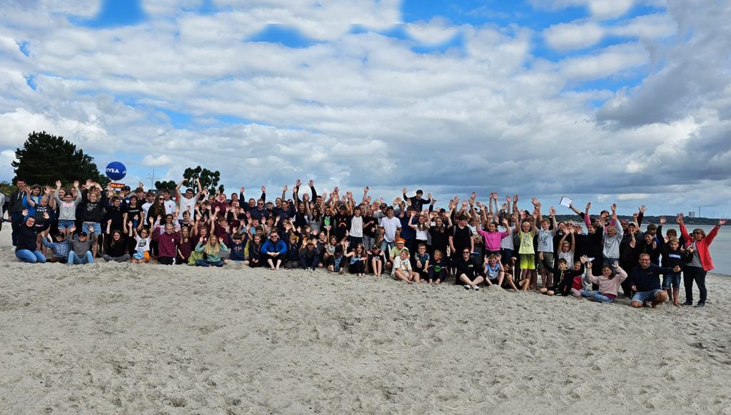 Die rund 150 Jugendlichen mit Betreuern am Ostseestrand von Scharbeutz-Haffkrug. | Foto: Feuerwehr Samtgemeinde Hanstedt