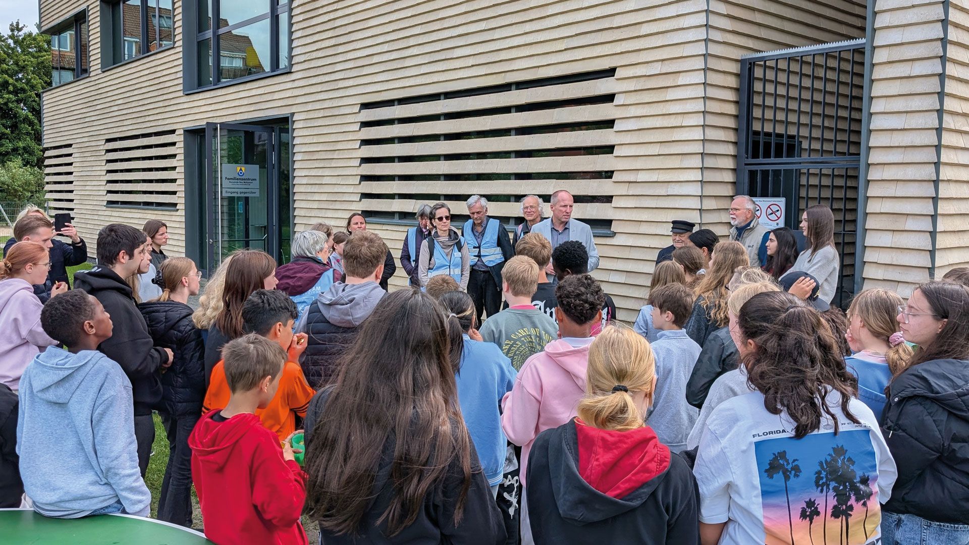 Tobias Handtke richtet seinen Dank an die SchülerInnen, welche mit dem KlimaForum zusammen die Müllsammelaktion durchgeführt haben. Foto: Gemeinde Neu WUlmstorf