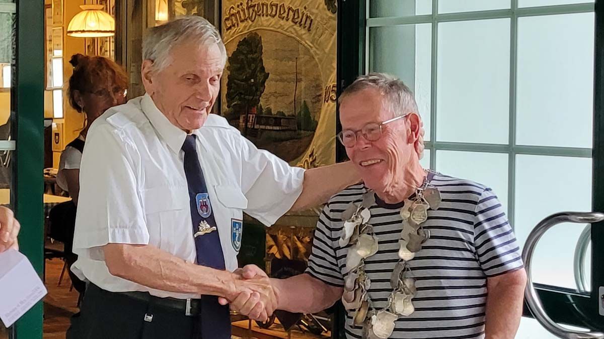 Michael Rave (links) übergibt die Königskette an den neuen Schützenkönig der Marinekameradschaft Harburg, Karl-Heinz Taudin. Foto: MKH