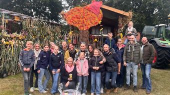 Die Heidenauer Landjugend-Jury verlieh die Preise für die schönsten Erntewagen. Den 1. Platz erreichte der Wagen „Herbstzauber“ aus Heidenau - gestaltet von einem Team aus Eltern und Kindern um Iris Schultz. Foto: Landjugend