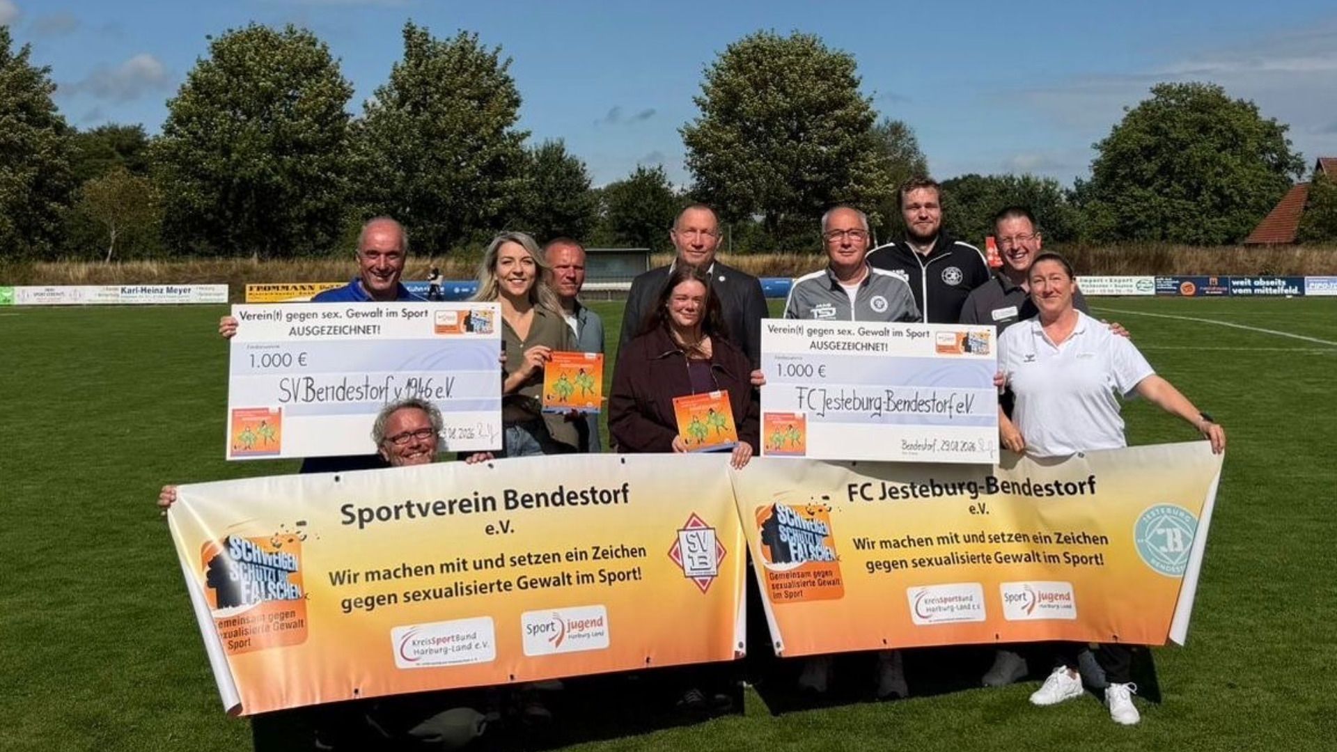 Frank Dohnke (Vorsitzender SV Bendestorf), Kenneth Dittmann-Haselhorst (Tandem KSB), Kristina Klaaßen, Matthäus Joskowski (beide Vertrauenspersonen) Reiner Sonntag, Luisa Staack (Vertrauensperson), Heiko Luger, Claas Brau (beide FC Jesteburg-Bendestorf), Sebastian Lühr (stellvertretender  Vorsitzender KSB) Nadine Becher (Tandem KSB). Foto: KSB