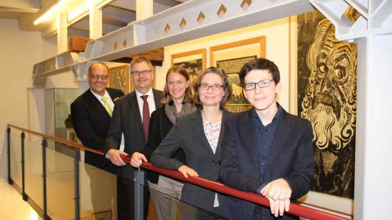 Abschlussfeier des Kultursommers 2017: Kai Uffelmann (von links, Erster Kreisrat des Landkreises Harburg), Cord Köster (Regionaldirektor des Sparkasse Harburg-Buxtehude), Annika Flüchter (Leiterin des Kulturlandkreises Harburg), Dr. Gudula Mayr (Leiterin der Kunststätte Bossard), Pianist Florian Albrecht. | Foto: ein