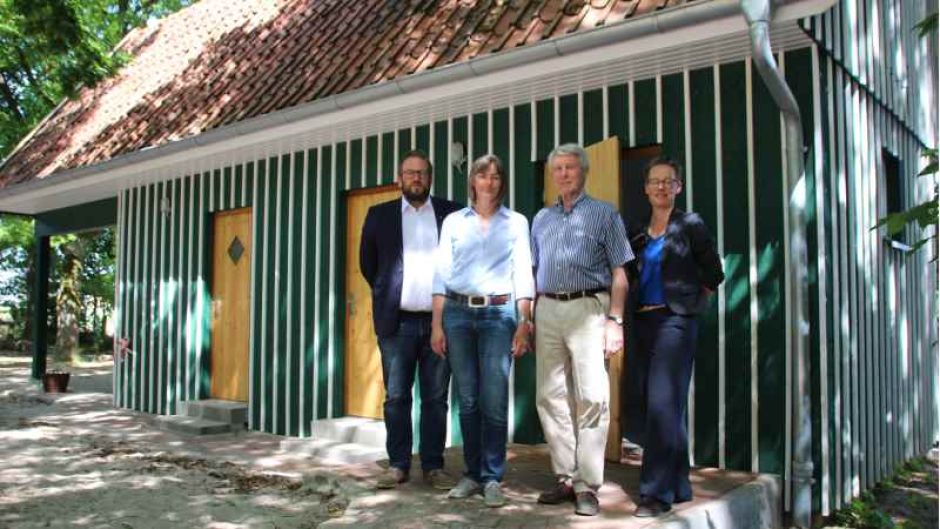 Das barrierefreie WC-Häuschen am historischen Heidebauernhof im Freilichtmuseum am Kiekeberg Museumsdirektor Stefan Zimmermann (von links), Architektin Theda Pahl, ehrenamtlicher Architekt Horst Meyer, Kaufmännische Geschäftsführerin Carina Meyer. | Foto: ein