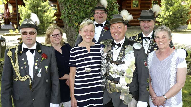 Freuen sich auf das Schützenfest: vordere Reihe: Gerd Augustin (von links), Königin Christiane Stöver, König Christian Stöver "der erste König vom Harns Hoff", Rita Nehring hintere Reihe Heike Meier (von links), Jörg Meier, Ralf Nehring. | Foto: ein