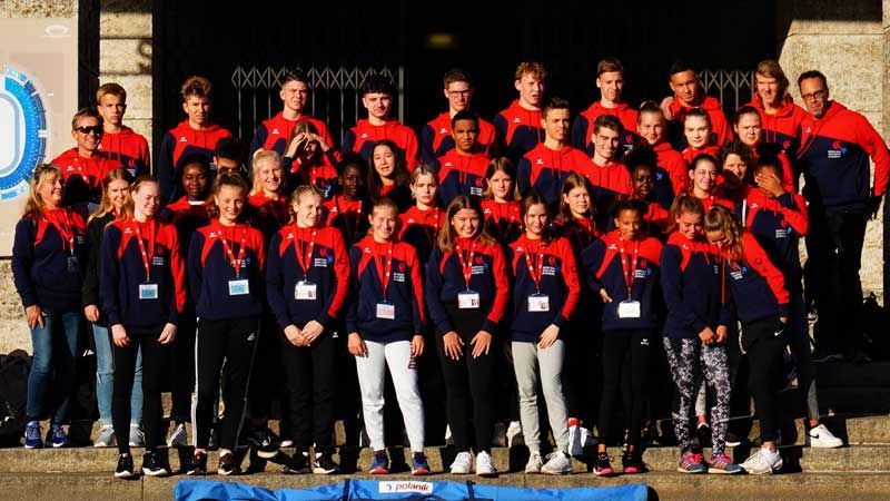 Teamfoto der FiFa-Leichtathleten der Stadtteilschule Fischbek-Falkenberg beim Bundesfinale von "Jugend trainiert für Olympia" vor dem Olympiastadion. | Foto: ein
