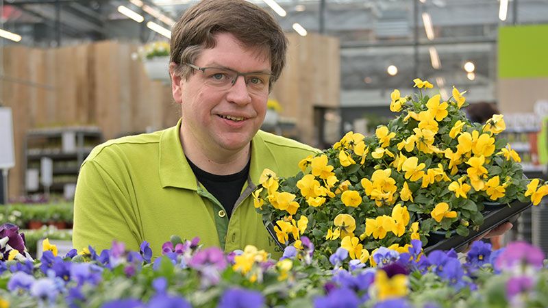 Carsten Matthies vom Bellandris Matthies Gartencenter in Hittfeld freut sich auf die Frühlingsaison.