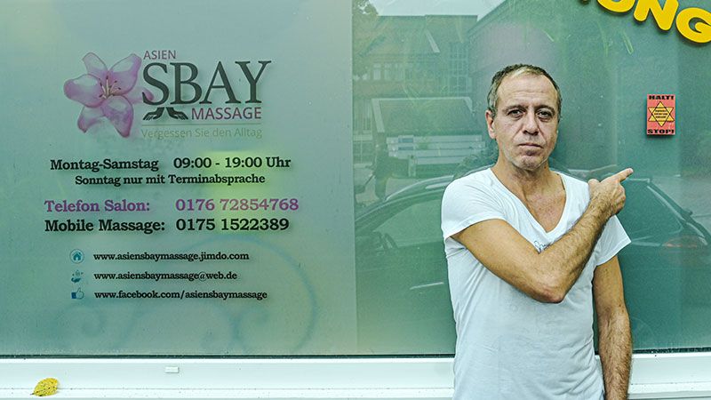 Andreas Michel vom Team des Massagesalons Asien Sbay in Eißendorf ist wütend: Schon zum zweiten Mal innerhalb weniger Tage ist der Laden mit einem antisemitischen Aufkleber verschandelt. | Foto: Niels Kreller