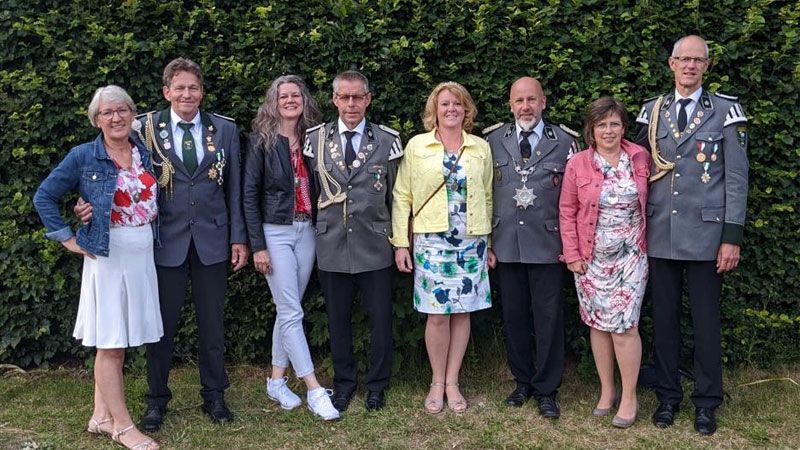 Die Heidenauer Königscrew: Anette (von links) und Jörn Randt, Anja und Dirk Prigge, das Königspaar Birgit und Andreas Henning sowie Maren und Wolfgang Altmann. | Foto: SV Heidenau