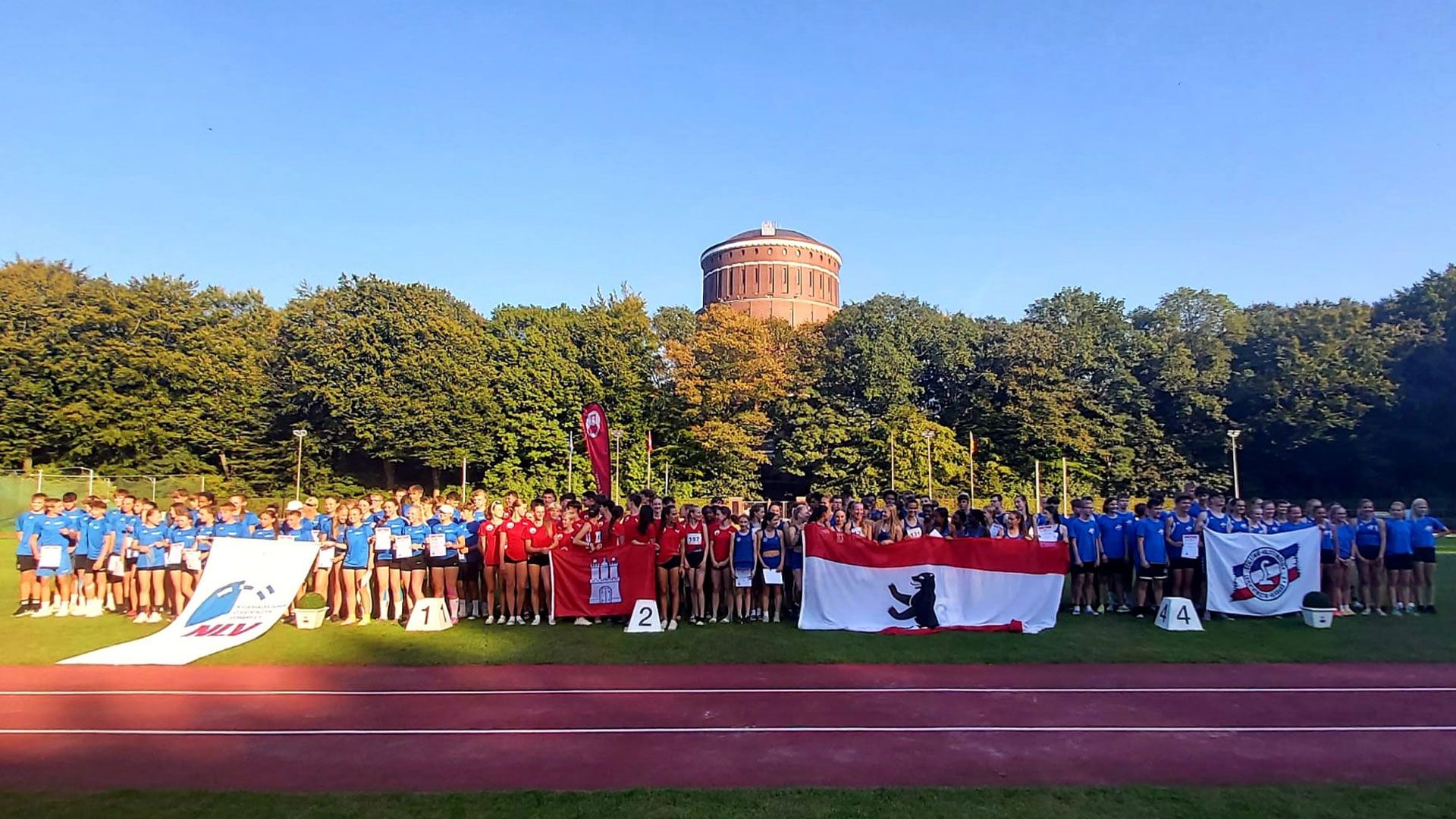 die Siegerehrung für das Gesamtergebnis (Mädchen und Jungen zusammen) mit Team Hamburg auf Rang zwei. | Foto: privat/HNT
