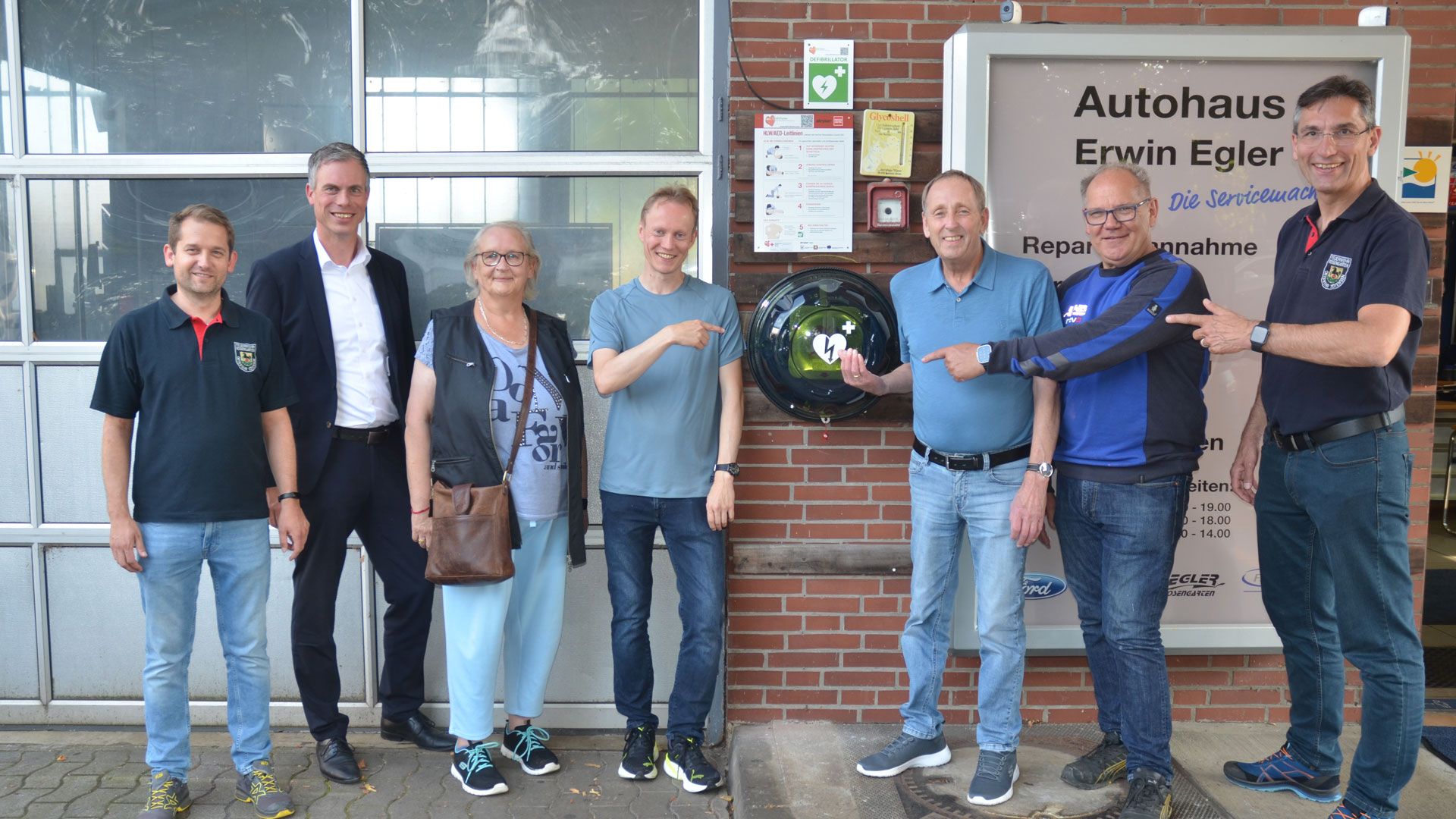Sebastian Jacobsen (von links, mobiler Retter), Jan Klintworth (VBLH), Regina Lutz und Niclas Martens (Ortsrat Tötensen), Rainer Srba (Feuerwehr-Förderverein), Karsten Egler (Autohaus) und Sven Meyer (mobiler Retter). | Foto:  ein