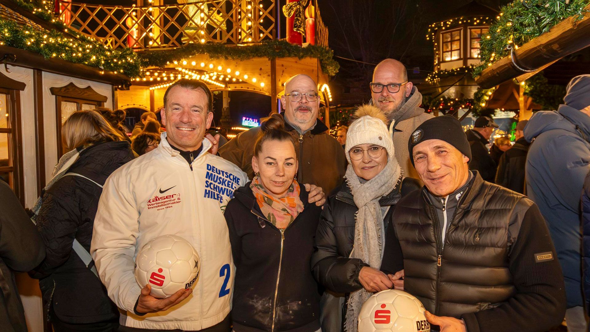 Freuen sich über ein tolles Ergebnis: Andreas Kaiser (HAA & besser-im-blick), Adriane Rasch (Schmalzkuchenbäckerei Rasch), Niels Kreller (besser-im-blick), Anne Rehberg (Weihnachtsmarkt), Johannes Tapken (Medienfritzen) und Thomas Rehberg (Omas Punschhütte) (v.l.). | Foto: René Rückert