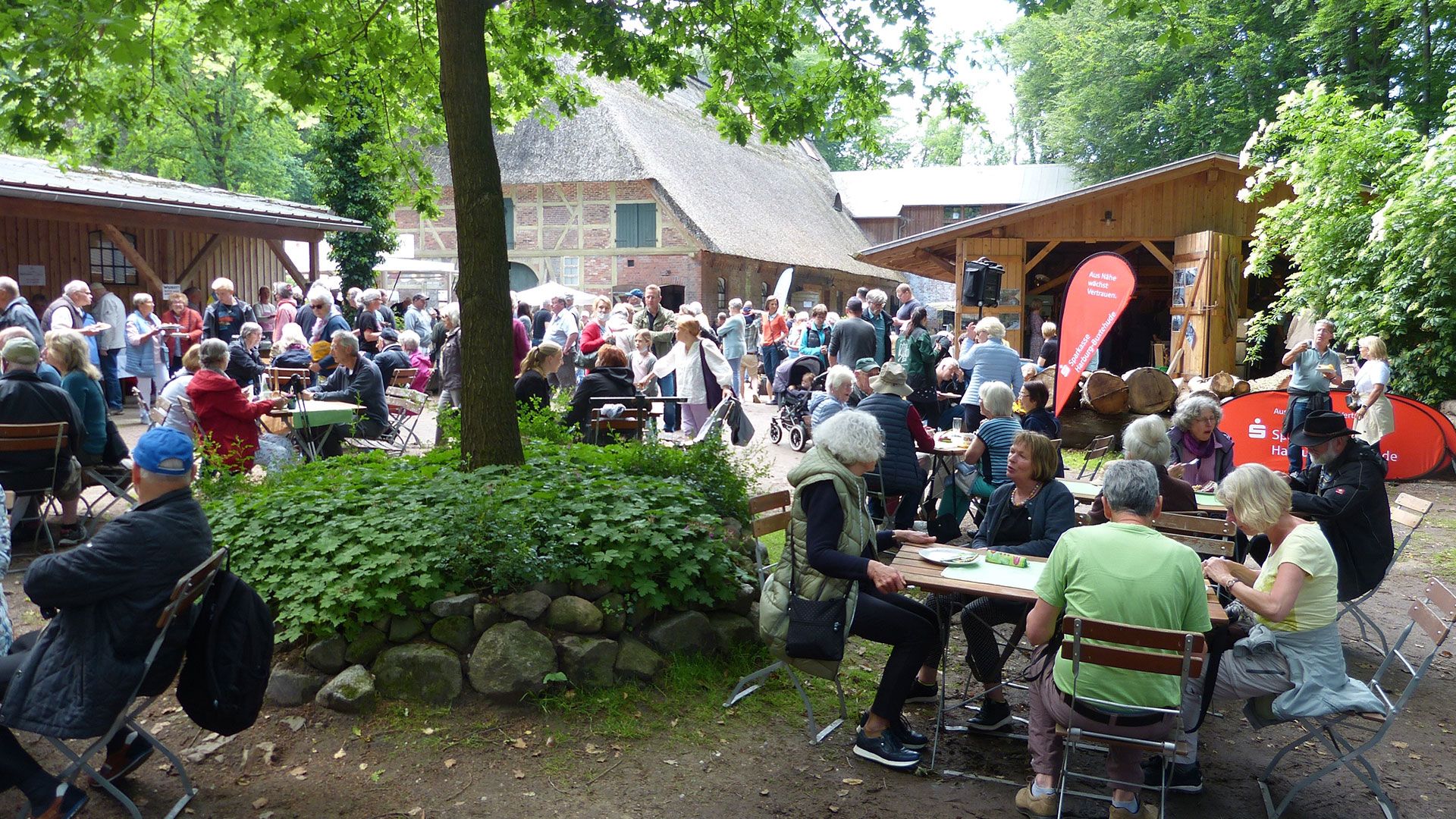 Zu einem fröhlichen Fest rund um die historische Mühle lädt der Verein Wassermühle Karoxbostel e.V. am Mühlentag ein. Foto: ein