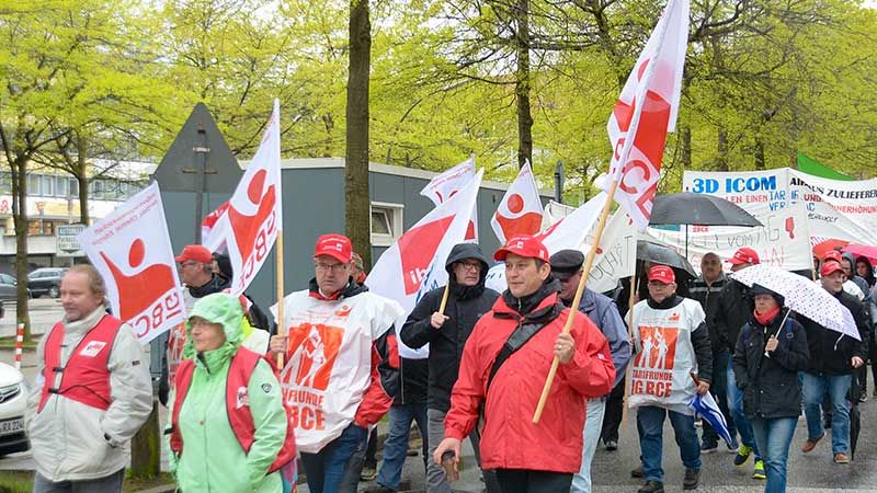 Rund 200 Teilnehmer der Gewerkschaftsdemo zogen am 1. Mai vom Sand zum Rieckhof. | Foto: Niels Kreller