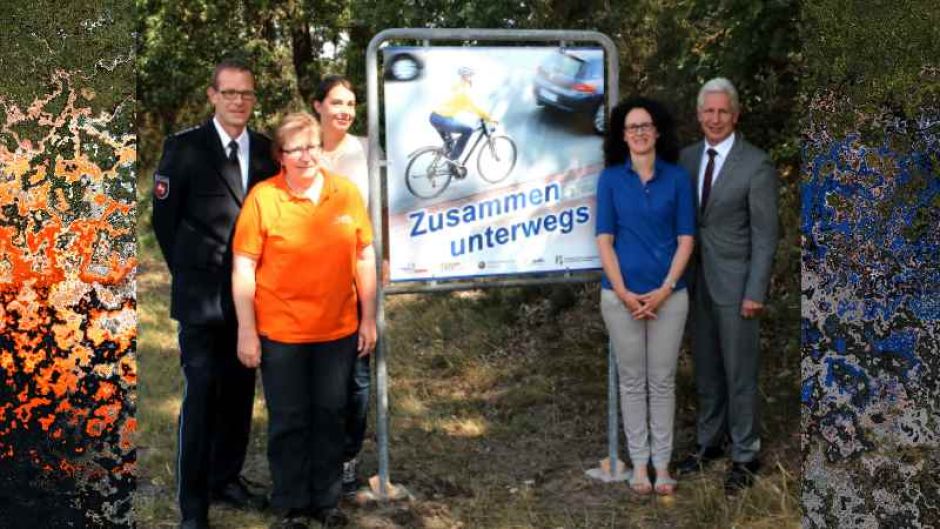 Werben für ein faires Miteinander aller Verkehrsteilnehmer: Polizeihauptkommissar Frank Ragge (von links), Leiter der Dienststelle Neu Wulmstorf, Karin Sager, Vorsitzende ADFC Kreisverband Harburg e.V., Susan Meyer, Radverkehrsbeauftragte des Landkreises Harburg, Susanne Wermuth, Abteilungsleiterin BürgerService/Verkehr beim Landkreis Harburg, Landrat Rainer Rempe). | Foto: ein