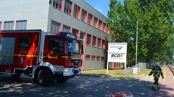 Insgesamt 136 Feuerwehrleute waren am Mittwoch 14 Stunden lang bei der Firma Brenntag in Harburg damit beschäftigt, die augetretene Säure und die giftigen Gase zu bekämpfen. | Foto: HamburgNews