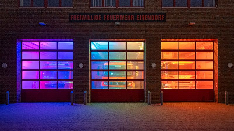 Ein Zeichen für Toleranz und Weltoffenheit: Die Wache der Freiwilligen Feuerwehr Eißendorf erstrahlt in Regenbogenfarben. | Foto: Niels Kreller