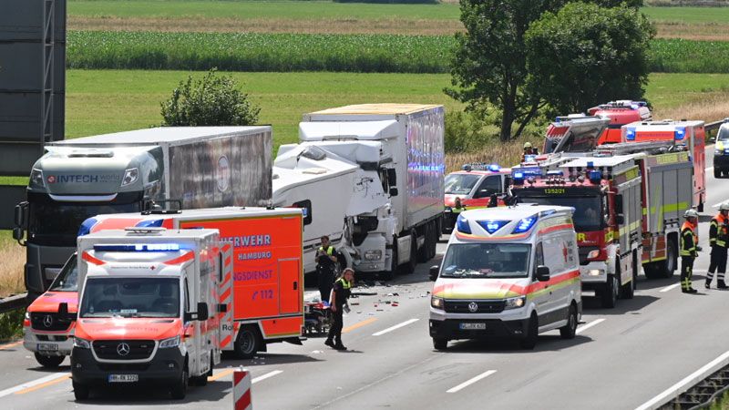 Bei einem Unfall mit zwei LKW und einem Wohnmobil auf der A1 bei Gut Moor wurde eine Person schwer verletzt. | Foto: HamburgNews