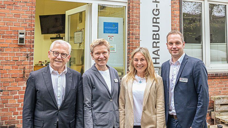 Prof. Rüdiger Grube, Schirmherr des Harburg Huus des DRK (links), Dr. Simone Thiede (DRK, 2.v.l.) und der ehemalige Leiter Thorben Goebel-Hansen wünschen der neuen Leiterin des Harburg Huus Rosa Schlottau viel Erfolg. | Foto: Niels Kreller
