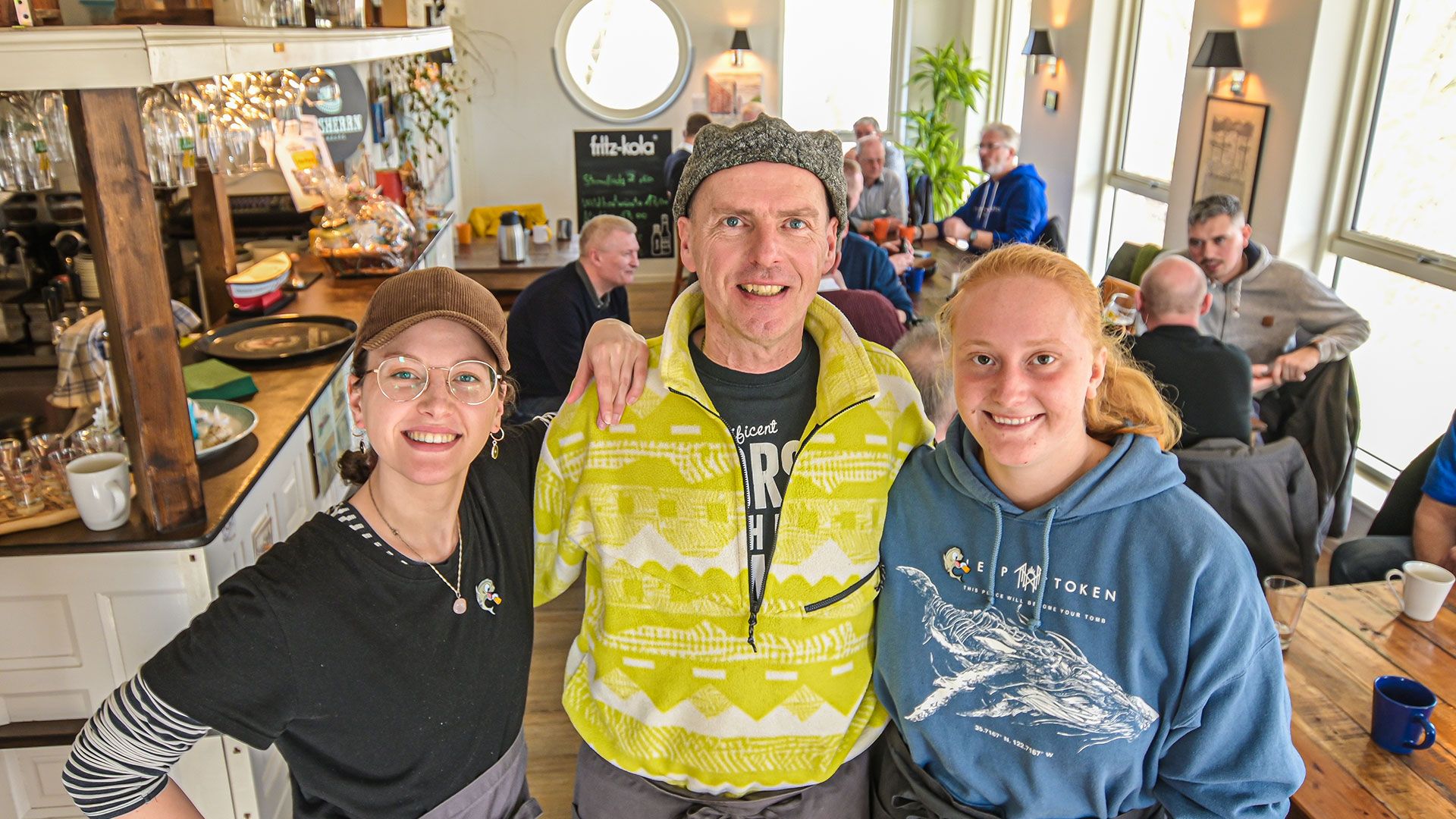 Inselwirt Andreas „Köni“ Koenecke und seine Mitarbeiterinnen Anastasia (links) und Anna freuen sich auf die Biergartensaison auf der Pionierinsel. | Foto: Niels Kreller