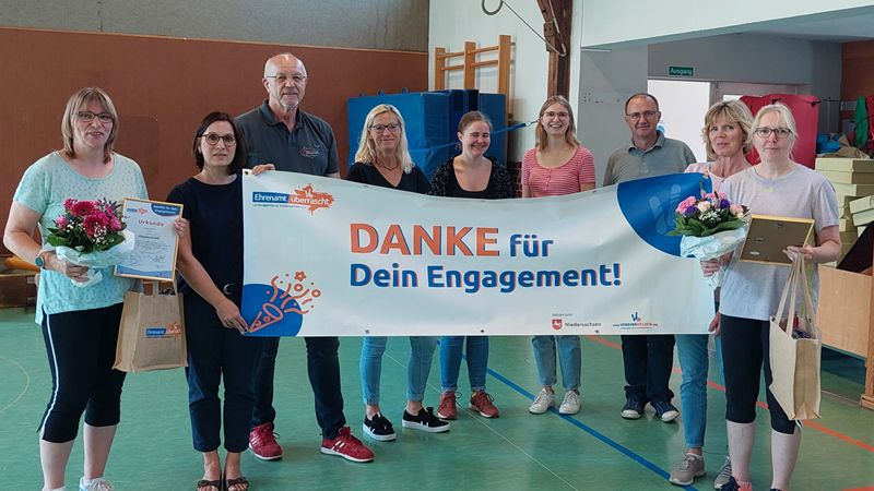 Vereinsheldin Sonja Blecken (von links), Katharina Hupfeld (TSV Stelle), Uwe Bahnweg (Kreissportbund), Antje Koch (TSV Stelle), Jasmin, Denise, Sergio Riegel (Familie von Heidi Riegel), Doris Ruschmeyer (TSV Stelle) und Vereinsheldin Heidi Riegel. | Foto: KSB