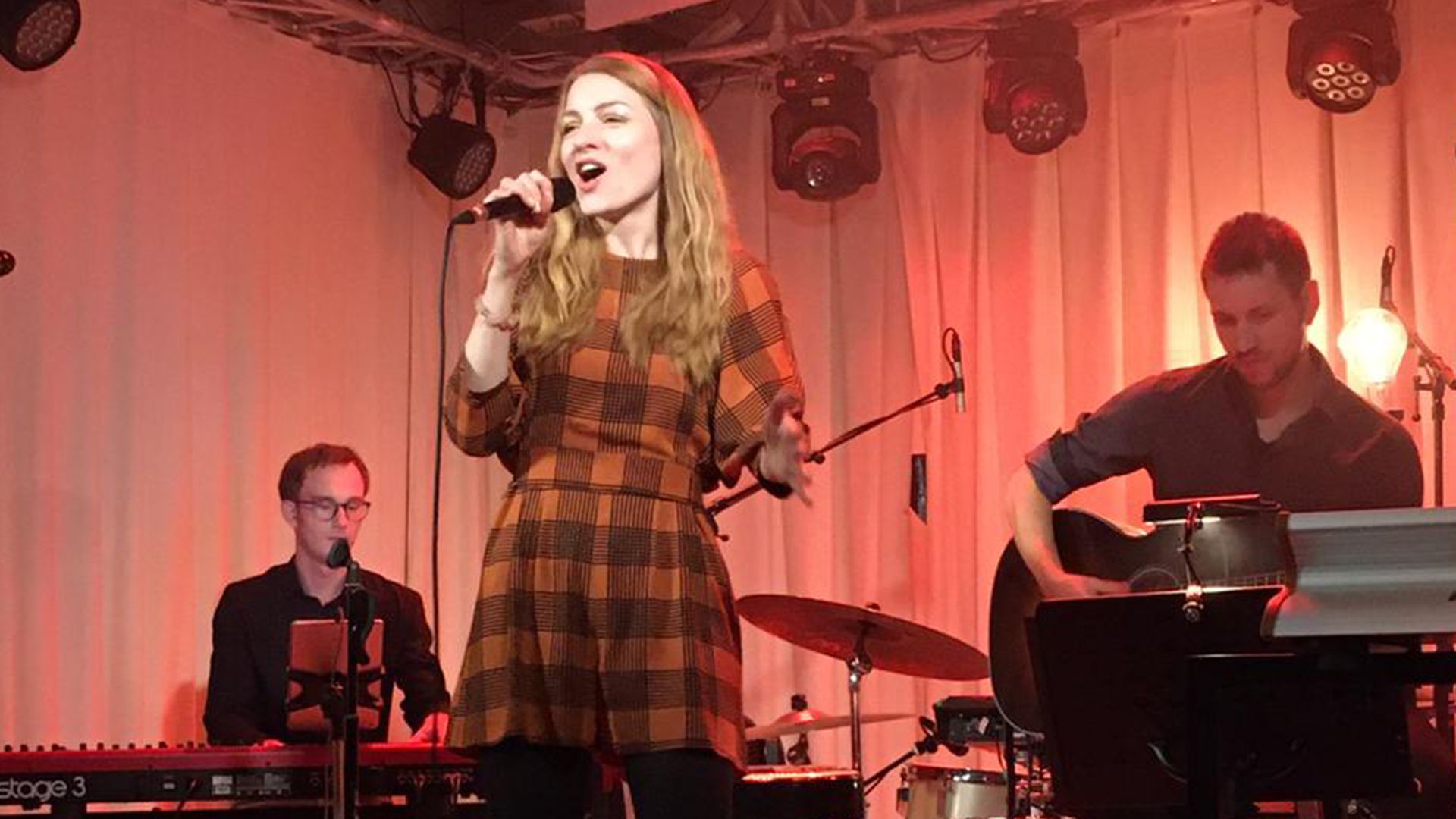 Den Abend eröffnet die Seevetaler Sängerin Nora Sänger mit ihrer Band. | Foto: ein