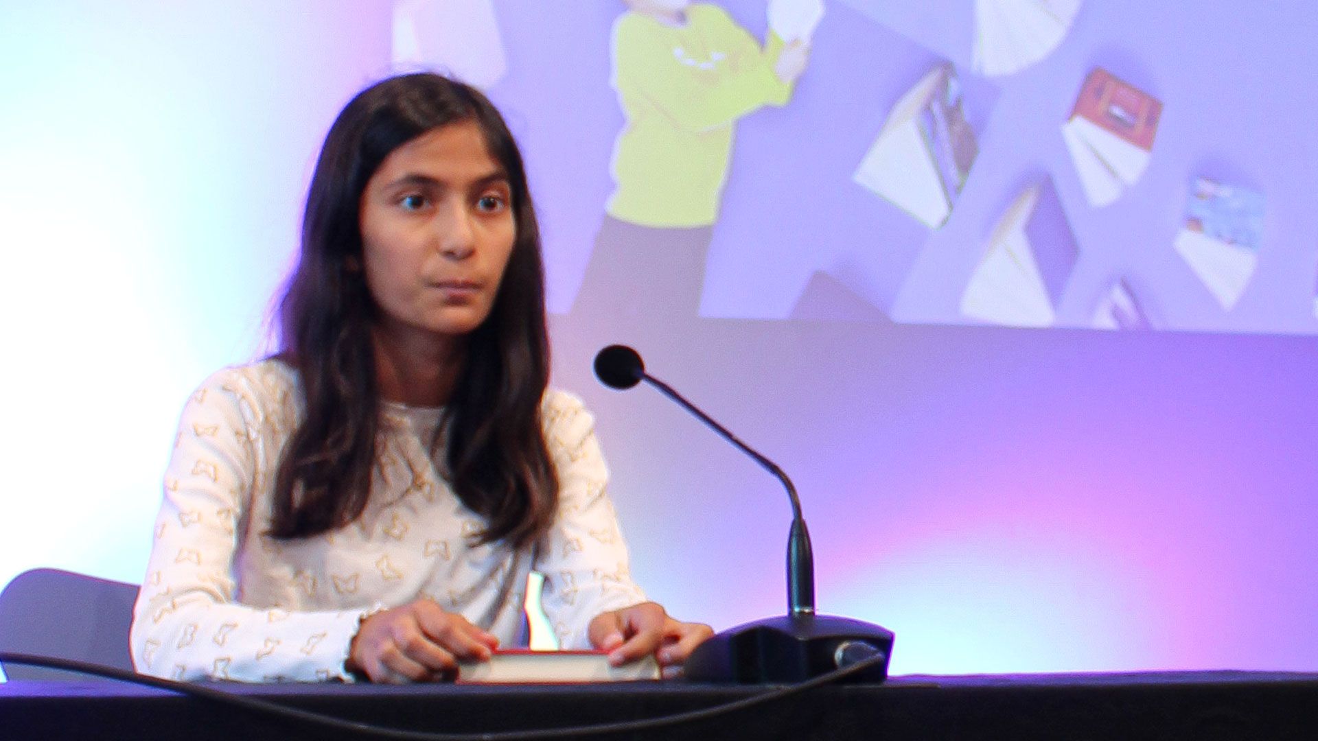 Leyla Nasseri aus der Klasse 6b des des Sinstorfer Immanuel-Kant-Gymnasiums beim Landesentscheid des Vorlesewettbewerbs. | Foto: Börsenverein Landesverband Nord