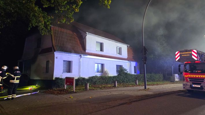 Zu dieser Doppelhaushälfte am Falkenbergsweg musste die Feuerwehr in der Nacht anrücken. Foto: HamburgNews