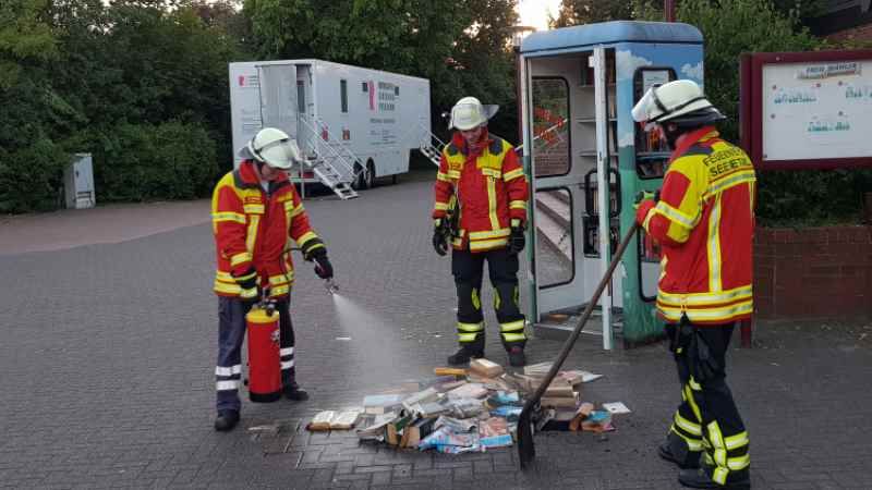 Feuerwehr Maschen im Einsatz am Dorfplatz in Maschen. | Foto: ein