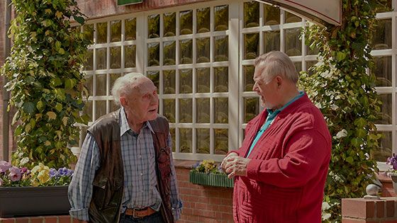 Walter Meibohm (links) ist Harburg ältester Gastronom. An seinem 95. Geburtstag am Samstag ging es auf ein Fischbrötchen zu seinem alten Freund Horst Soltau vom Landhaus Jägerhof. | Foto: Niels Kreller