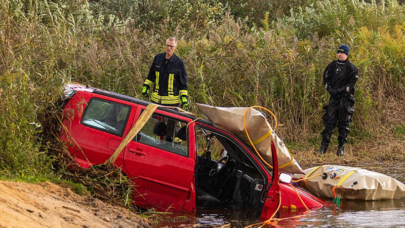 Einer der im Todtglüsinger Baggersse versenkten PKW wird von DLRG und Feuerwehr geborgen. | Foto: ein