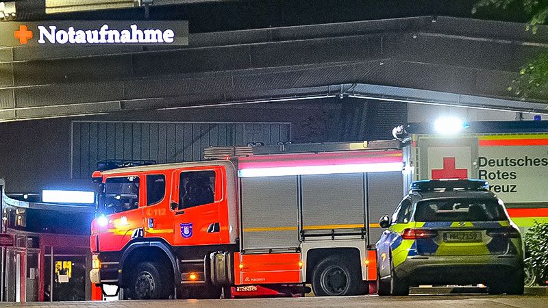 Feuerwehreinsatz im AKH: In der Asklepios Klinik Harburg waren in der Leichenhalle unbekannte Flüssigkeiten ausgetreten. | Foto: HamburgNews
