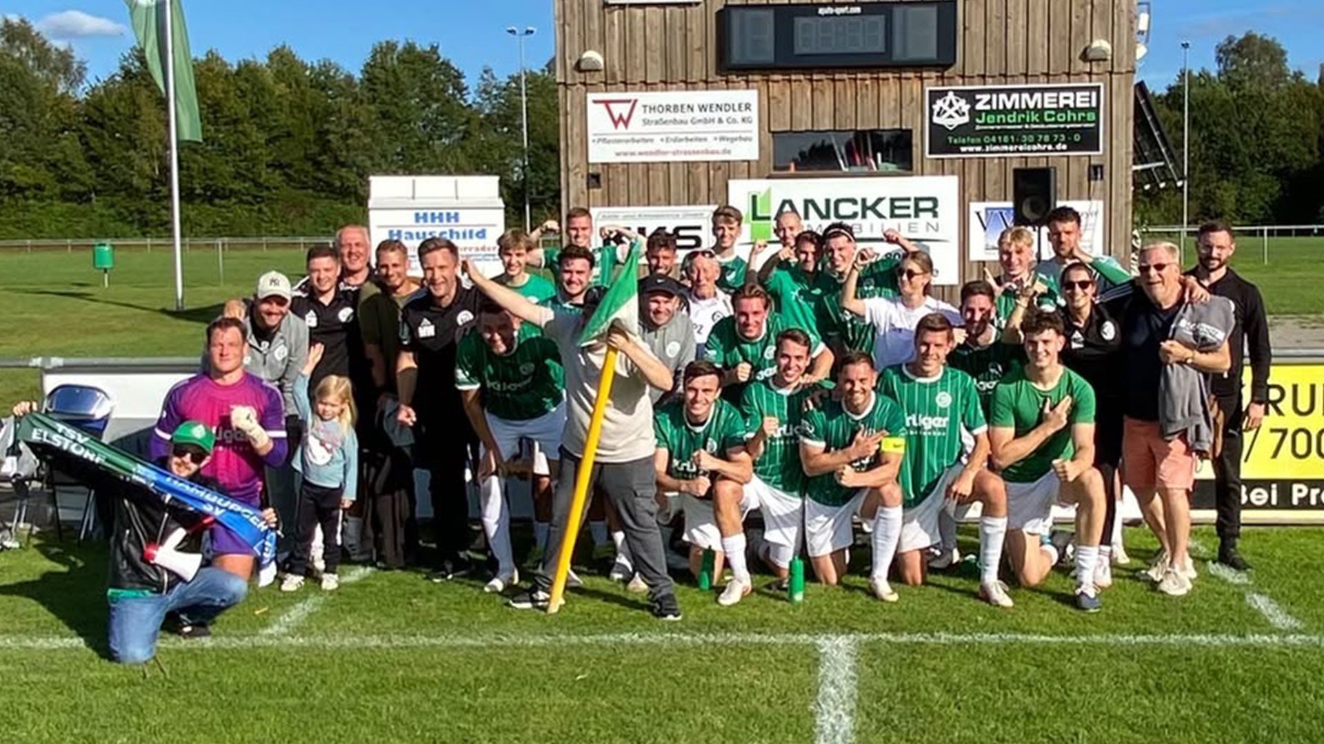 Gute Laune beim Team des Fußball-Landesligisten TSV Elstof nach dem 1:0-Sieg über die Mannschaft von VSK Osterholz-Scharmbeck. Foto: ein