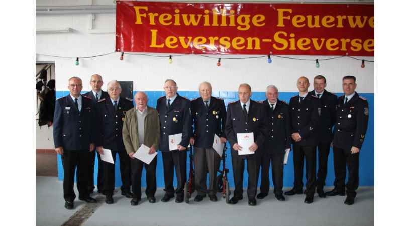 Über die Ehrungen in der Feuerwehr Leversen/Sieversen freuen sich Kreisbrandmeister Volker Bellmann (von links), Gemeindebrandmeister Stephan Wilhelmi, Herbert Hoops, Hans Peters, Hans-Hermann Oltmanns, Konrad Erdmann, Bernhard Harloff, Adolf Peters, Ortsbrandmeister Karsten Westphal, Vize-Ortsbrandmeister Christopher Böttcher und Abschnittsleiter Torsten Lorenzen. | Foto: ein