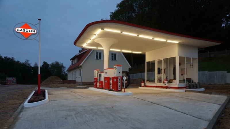 Die 1950er-Jahre Tankstelle im Freilichtmuseum am Kiekeberg ist ein echter Hingucker. | Foto: ein