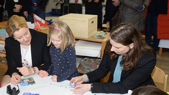 Am Freitag besuchten Bundesfamilienministerin Franziska Giffey und Familiensenatorin Melanie Leonhard die ASB-Werkstattkita Kirchenhang in Harburg. | Foto: André Lenthe Fotografie