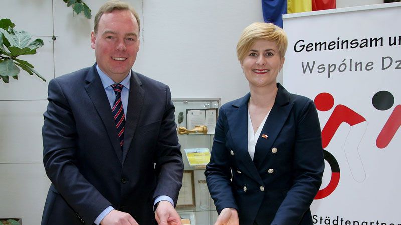 Drezdenkos Bürgermeisterin Karolina Pietrowska und ihr Winsener Amtskollege André Wiese bei der Eintragung Pietrowskas in das Goldene Buch der Stadt. | Foto: ein