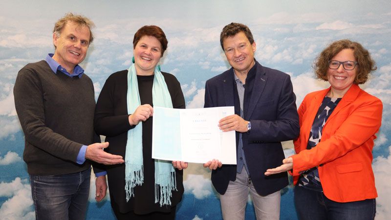 Axel Reiche (von links), Lehrer Gymnasium Meckelfeld, Nina Schulte, Schulkontakte TU Hamburg, Olaf Lakämper, Schulleiter Gymnasium Meckelfeld, und Ina Klose, Projektkoordinatorin für den NachwuchsCampus der TU Hamburg. | Foto: TUHH