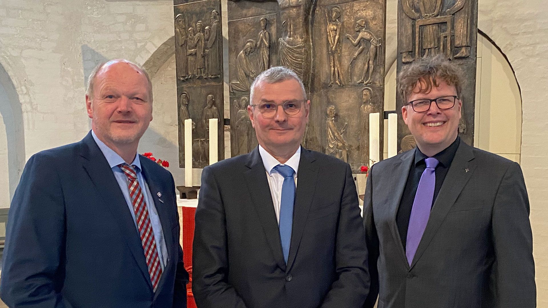 Superintendent Dirk Jäger (links) und Superintendent Christian Berndt (rechts) hatten zum Empfang der Kirchenkreise in Winsen eingeladen, mit Festvortrag von Hans-Joachim Lenke (Mitte, Vorstandsvorsitzender der Diakonie Niedersachsen). | Foto: Malte Frackmann