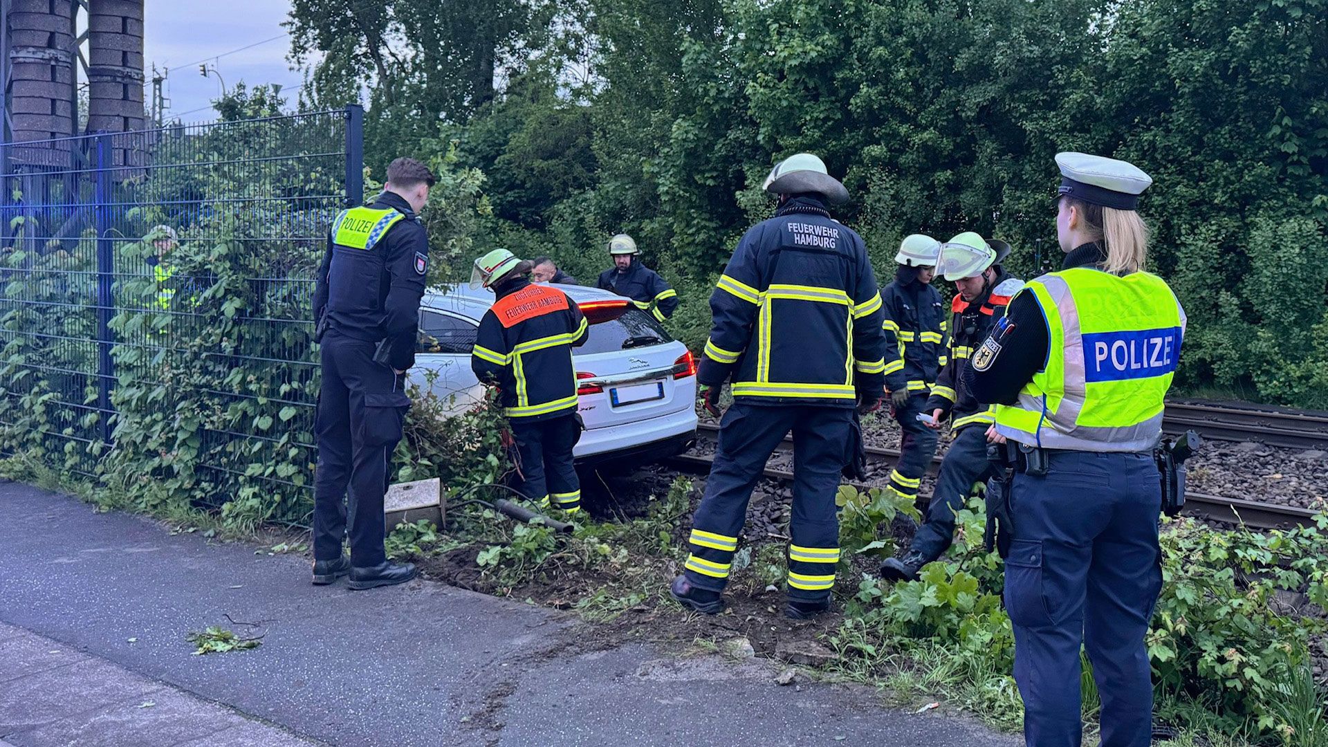 Der Jaguar landete auf den Bahngleisen. | Foto: Lenthe-Medien