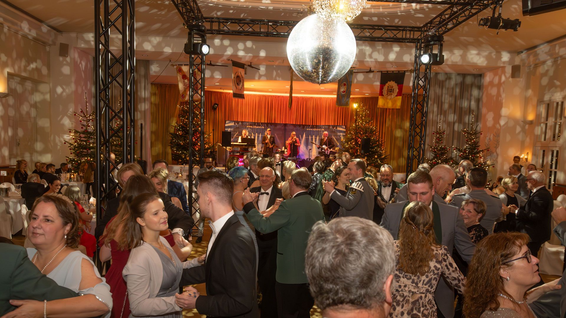 Rund 400 Gäste feierten beim diesjährigen Winterball der Harburger Schützengilde im Privathotel Lindtner. | Foto: Niels Kreller