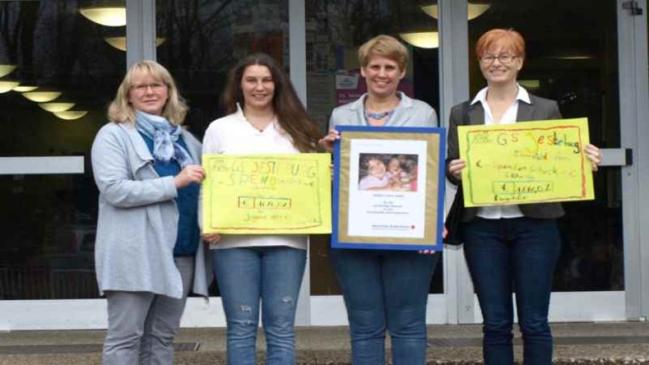 Dörte von Elling (von links), Anne Dietrich (beide Jugend aktiv e.V.), Bettina Fritsche (Schulleiterin Grundschule Jesteburg) und Dirka Grießhaber (DRK Harburg) bei der Spendenübergabe. | Foto: ein