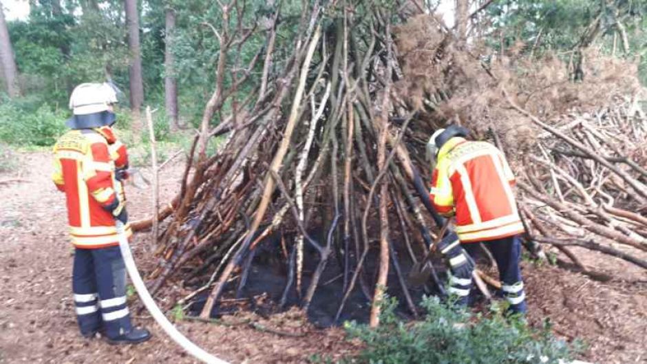 In Ramelsloh waren mehrere Feuerwehren im Einsatz, um schwelendes Unterholz zu löschen. | Foto: ein