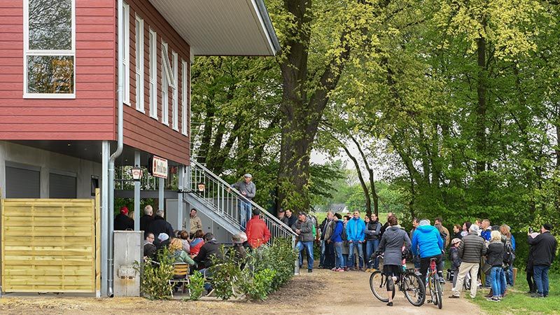 Am 1. Mai eröffnete Inselwirt Andreas "Koeni" Koenecke die neu gebaute Inselklause auf der Pionierinsel. | Foto: Niels Kreller
