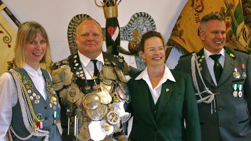 Strahlende Gesichter in Wilstorf: Andrea Pohla, König Jan-Uwe Griese, Kreis-Präsidentin Martina Wiechers und Andre Fritz. | Foto: ein