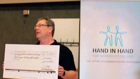 Torsten Wulf präsentierte nach der Handball-Veranstaltung einen Betrag in Höhe von 2.365 Euro. Foto: ein