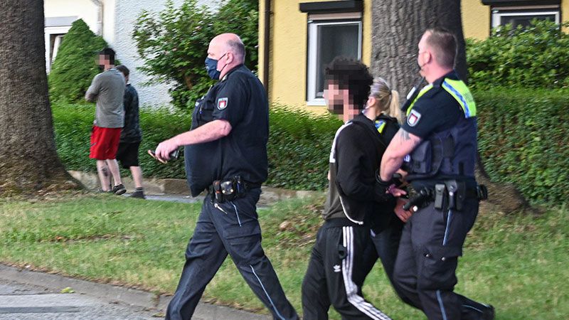 Die Polizei konnte den Täter noch auf dem Gelände der Unterkunft in der Wetternstraße festnehmen. | Foto: ein