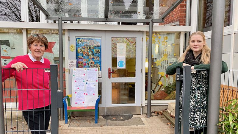 Kirchenvorsteherin Silke Lührs (links) und Kita-Leiterin Eileen Niwa vor dem Ev.-luth. Kindergarten Meckelfeld.  | Foto: C. Wöhling
