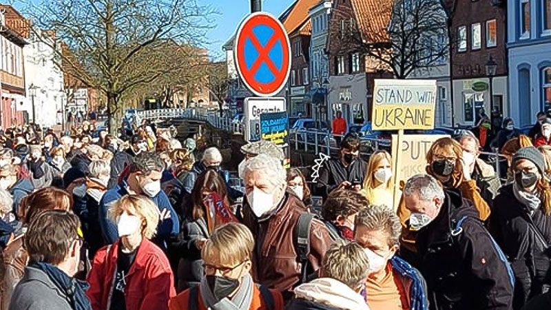 Rund 500 Menschen kamen zur Friedenkundgebung am Samstag in Buxtehude. | Foto: Andreas Gubernatis